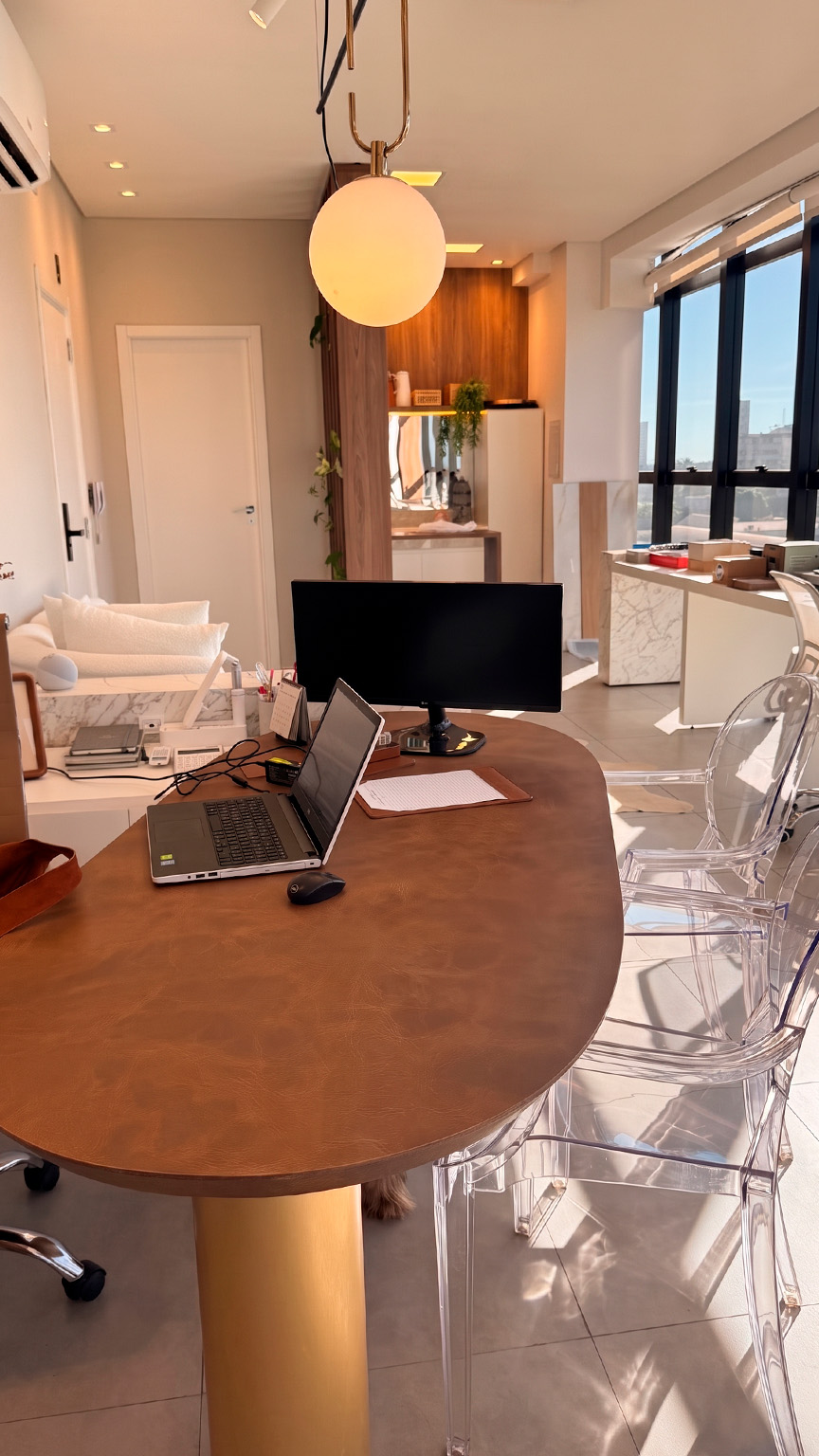 Mesa de trabalho em couro caramelo no escritório de Marina Maiorki