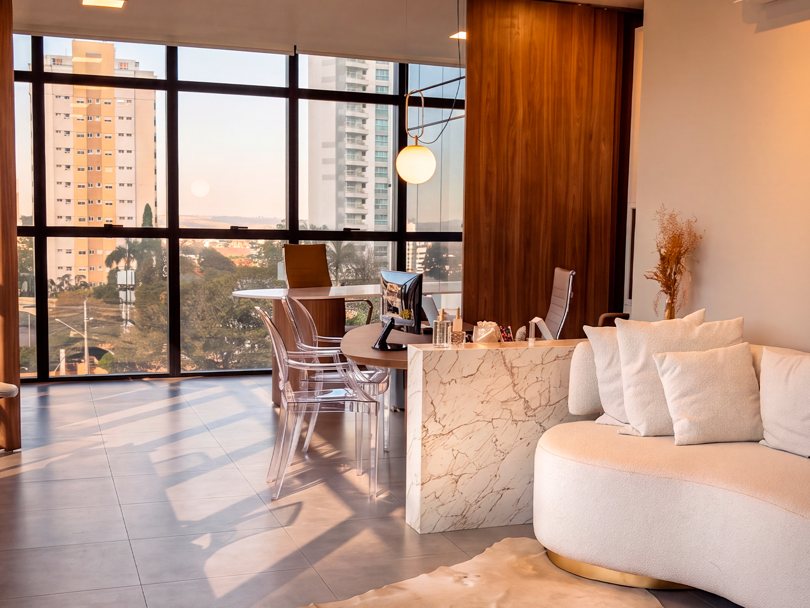 Bancada de mármore e sofá branco no escritório de Marina Maiorki